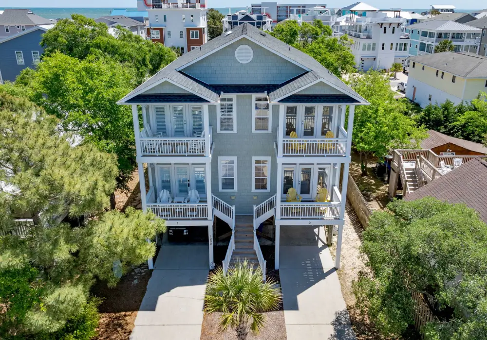 Exterior of Tuna Luna townhouse in Carolina Beach, North Carolina