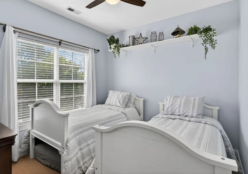 Guest bedroom with two twin beds at Tuna Luna in Carolina Beach